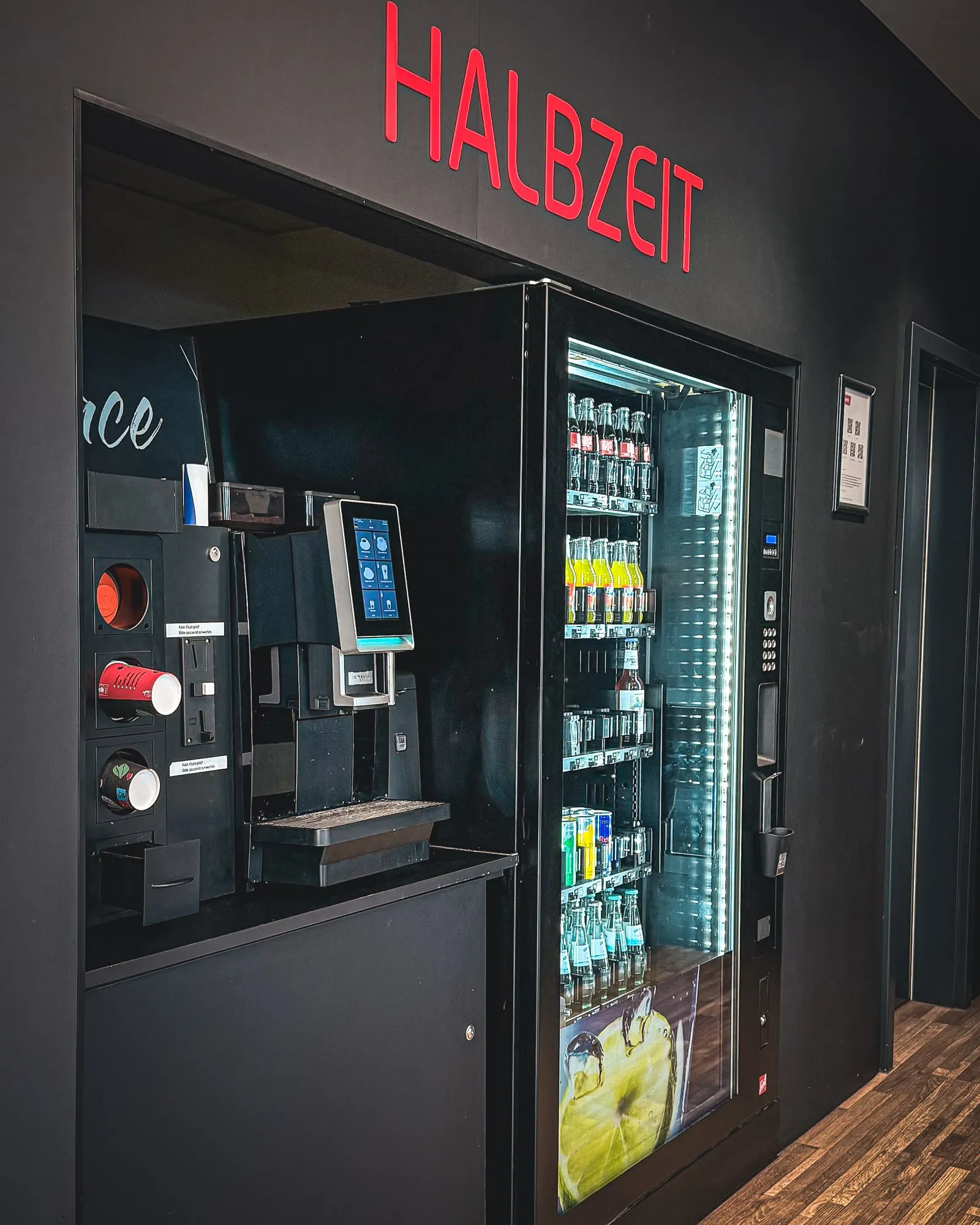 Kaffeemaschine und Getränkeautomat im Bereich Halbzeit Place im Tipico Grünstadt