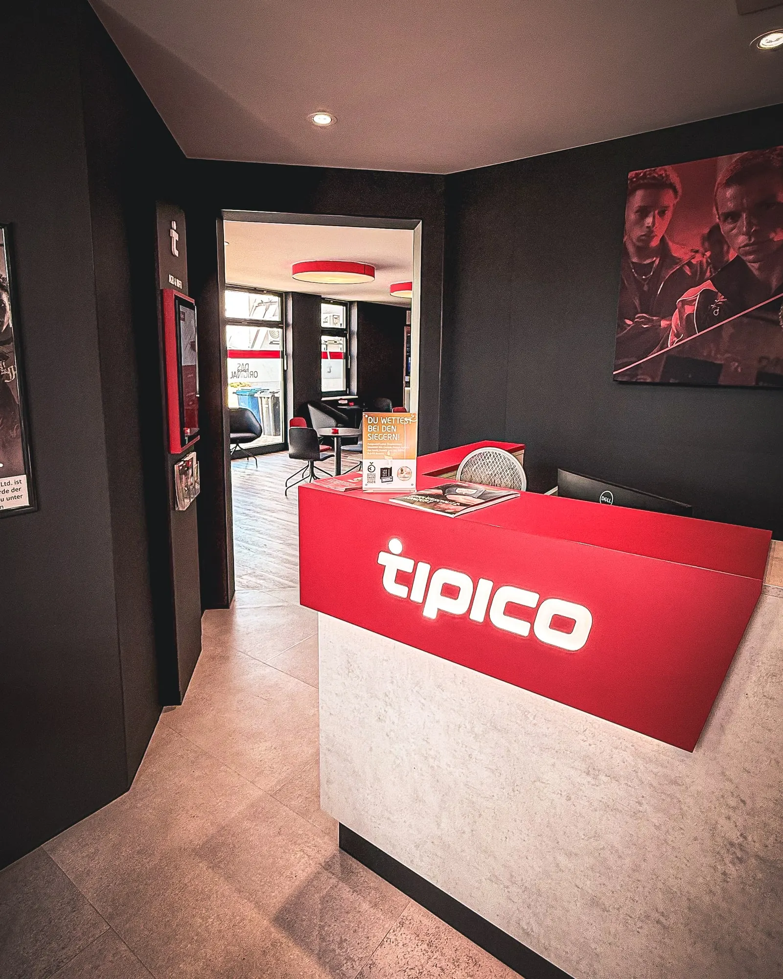 Theke mit Tipico-Logo im Eingangsbereich, dahinter der Blick in den Gastraum